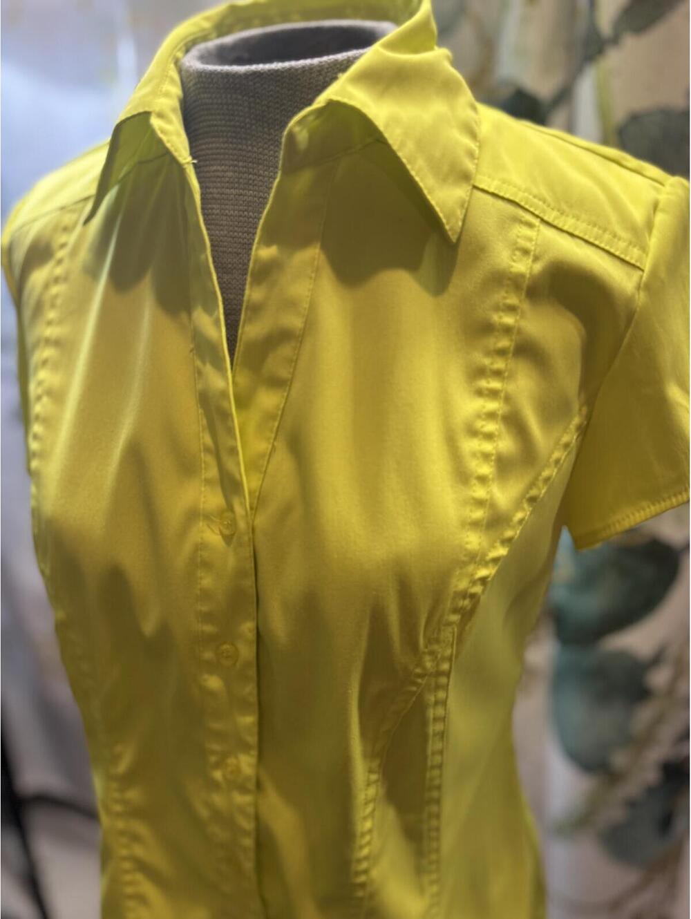 Como Stretch Yellow Short Sleeve Button-Up Shirt - Picture 2 of 6